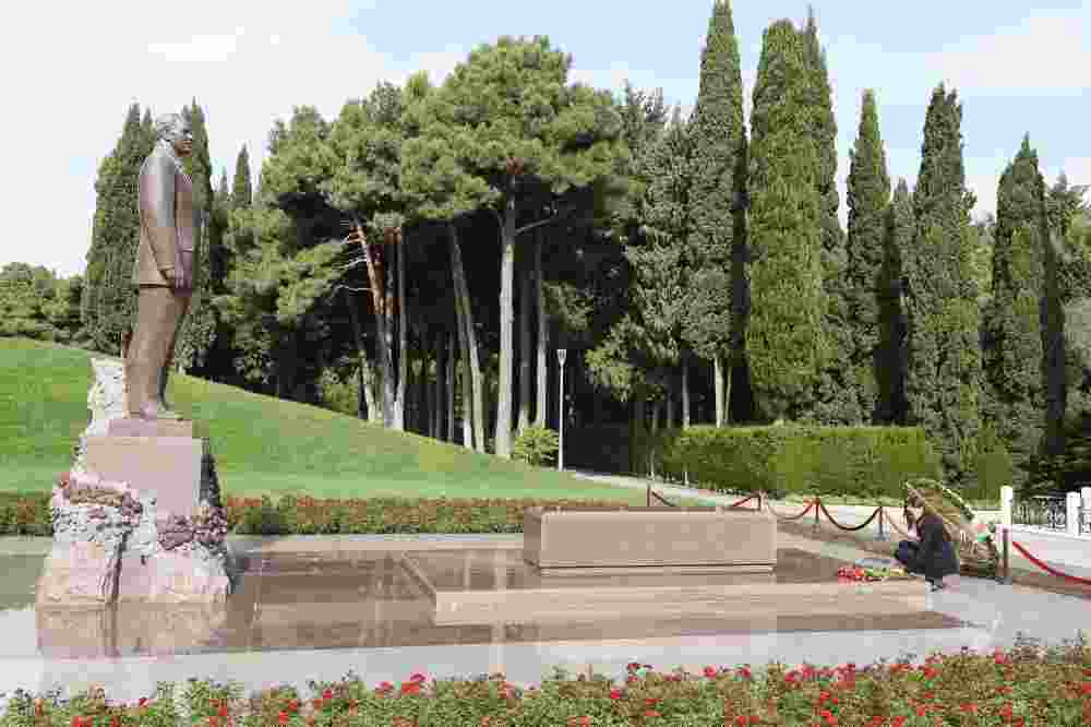 Mehriban Əliyeva Aida İmanquliyevanın   məzarını ziyarət etdi (FOTOLAR)