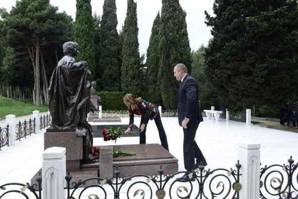 Rumen Radev və xanımı Heydər Əliyevin məzarını   ziyarət etdi (FOTOLAR)