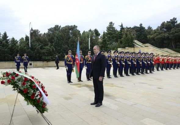 Rumen Radev və xanımı Heydər Əliyevin məzarını   ziyarət etdi (FOTOLAR)