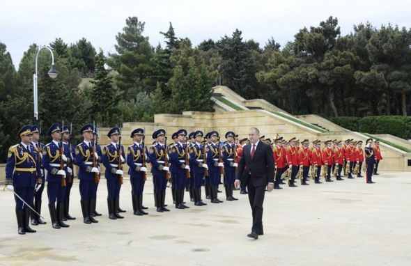 Rumen Radev və xanımı Heydər Əliyevin məzarını   ziyarət etdi (FOTOLAR)