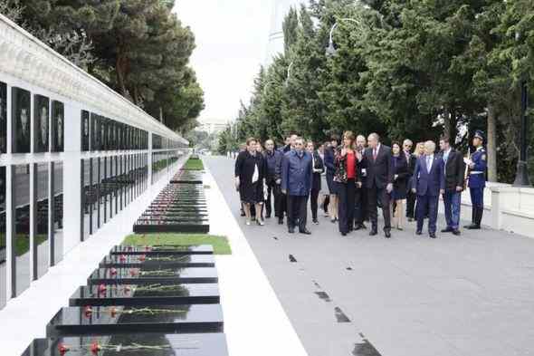 Rumen Radev və xanımı Heydər Əliyevin məzarını   ziyarət etdi (FOTOLAR)