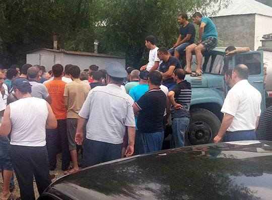 Odunsuz qaldılar, etiraza qalxdılar:  məntəqələr yandırıldı, işçilər döyüldü - FOTO