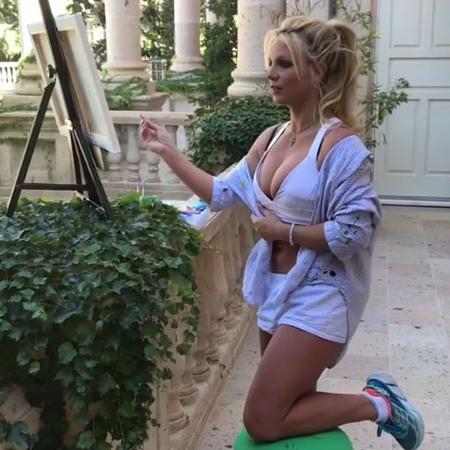 Britni Spirs sinəsini nümayiş etdirdi - FOTO