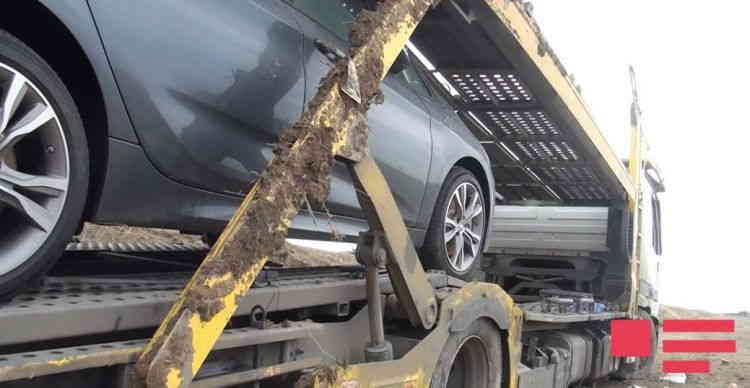 Salyanda avtomobil daşıyan TIR aşdı:  7 ədəd təzə BMW yararsız hala düşdü (FOTOLAR)