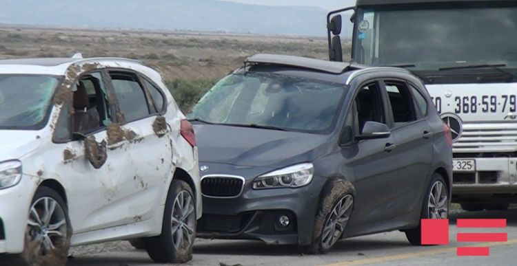Salyanda avtomobil daşıyan TIR aşdı:  7 ədəd təzə BMW yararsız hala düşdü (FOTOLAR)
