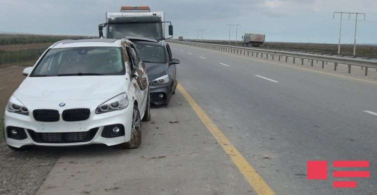 Salyanda avtomobil daşıyan TIR aşdı:  7 ədəd təzə BMW yararsız hala düşdü (FOTOLAR)