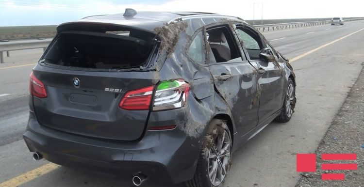 Salyanda avtomobil daşıyan TIR aşdı:  7 ədəd təzə BMW yararsız hala düşdü (FOTOLAR)