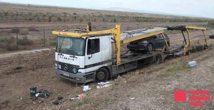 Salyanda avtomobil daşıyan TIR aşdı:  7 ədəd təzə BMW yararsız hala düşdü (FOTOLAR)