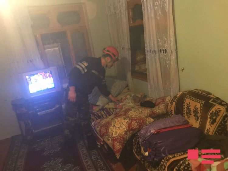 Köməksiz qalan qadın belə xilas edildi - FOTO
