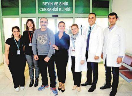 Aprel döyüşündə yaralanan hərbçiyə süni baş qapağı qoyuldu -    FOTO