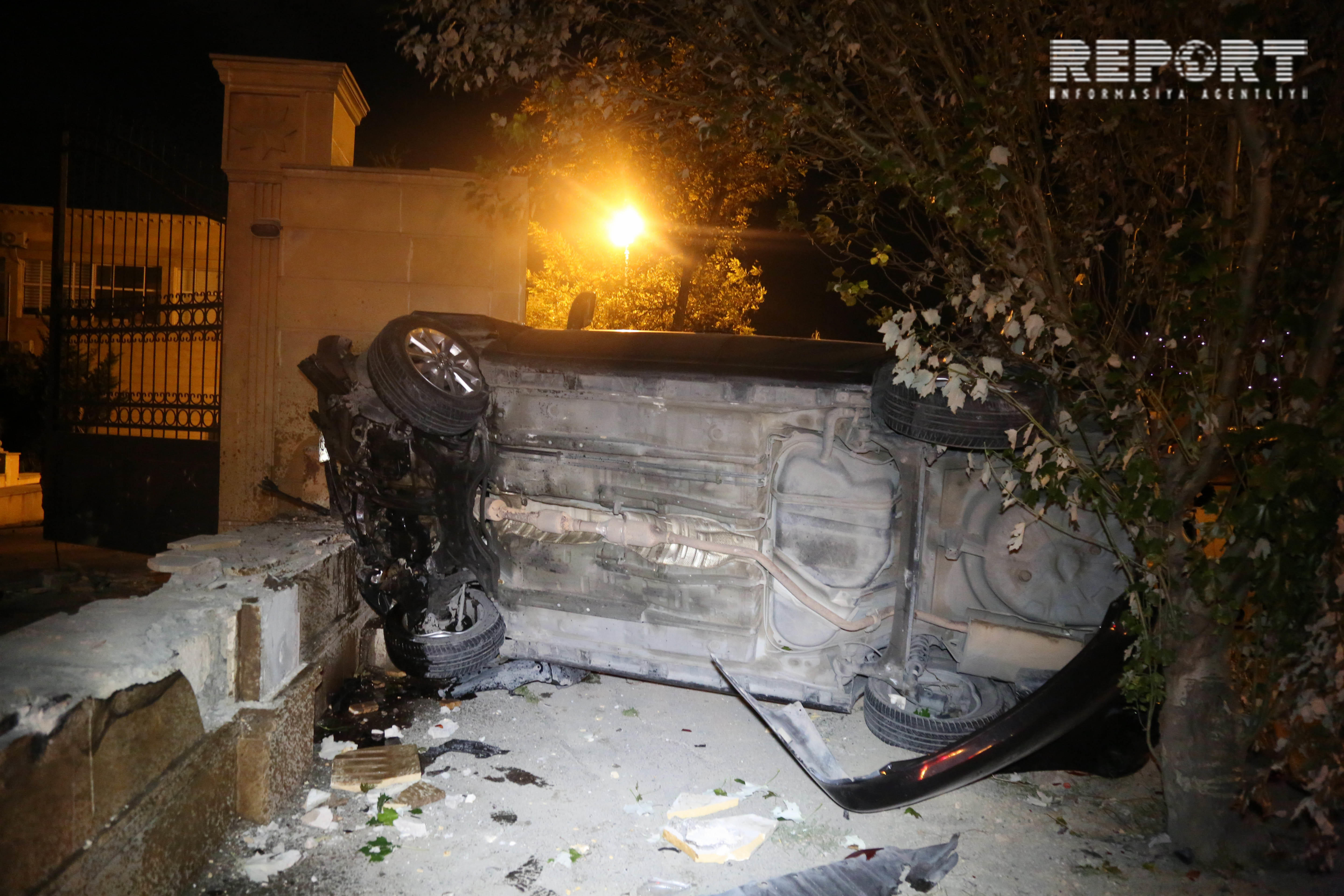 Təmir işləri yol qəzasına səbəb oldu -   Toyota Corollo aşdı (FOTOLAR)