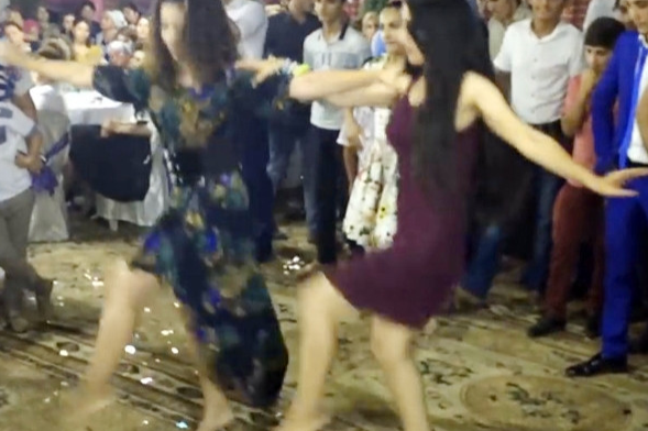 Qadının kişi kimi rəqs etməsi onu kobud göstərir 