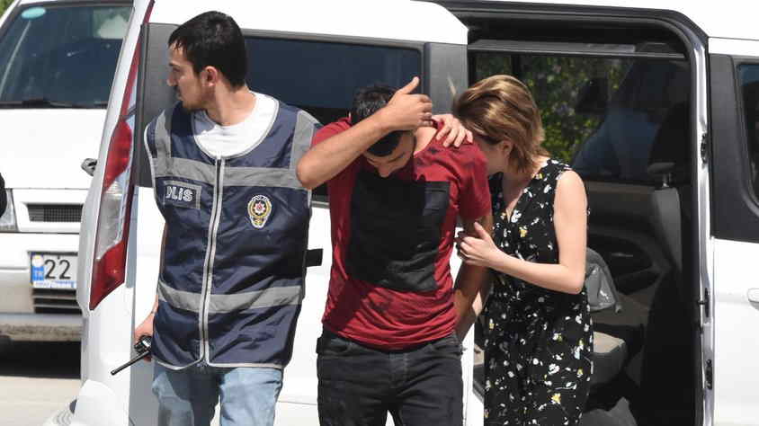 Azərbaycanın tanınmış şəxsin qızı Türkiyədə həbs olundu â€“  Oğurladığı qızılları alt paltarında gizlətdi (FOTO)
