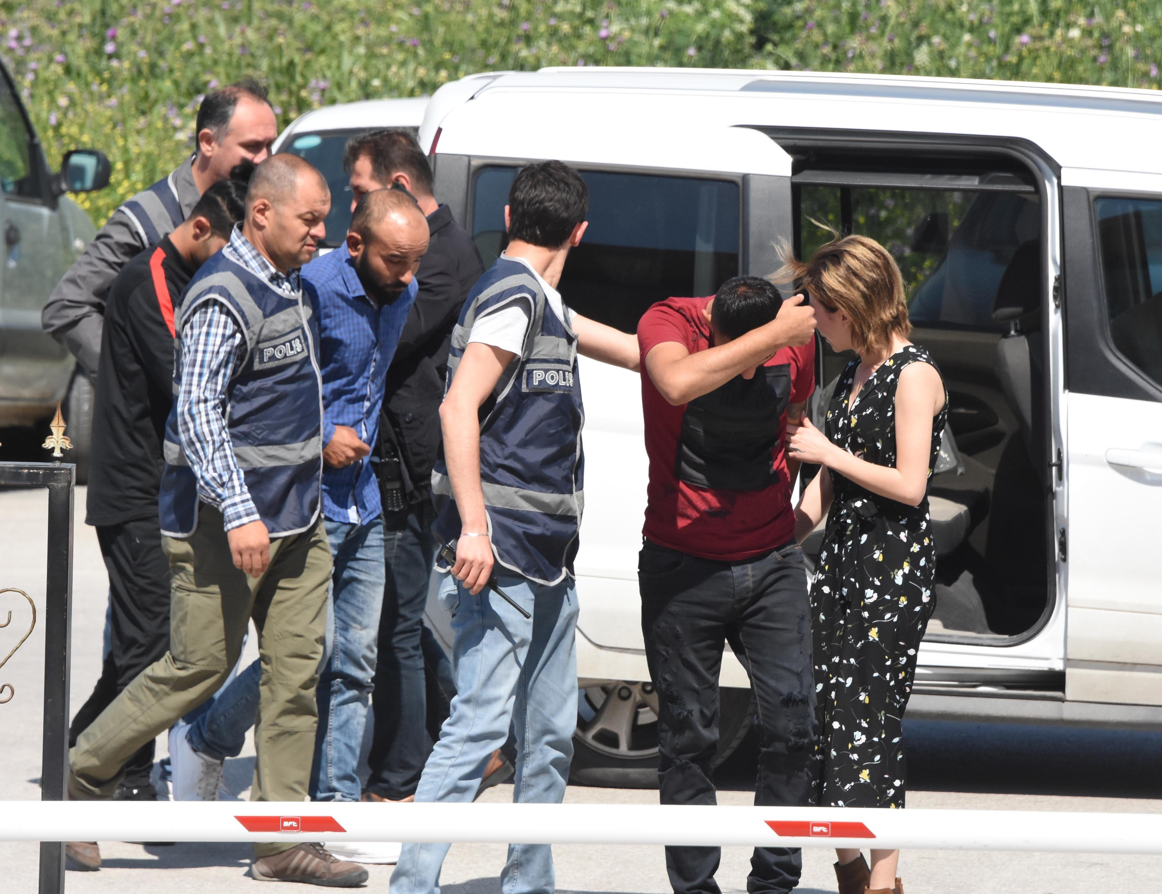 Azərbaycanın tanınmış şəxsin qızı Türkiyədə həbs olundu â€“  Oğurladığı qızılları alt paltarında gizlətdi (FOTO)