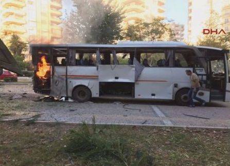 Polis avtomobili partladıldı -  12 polis yaralandı - FOTO