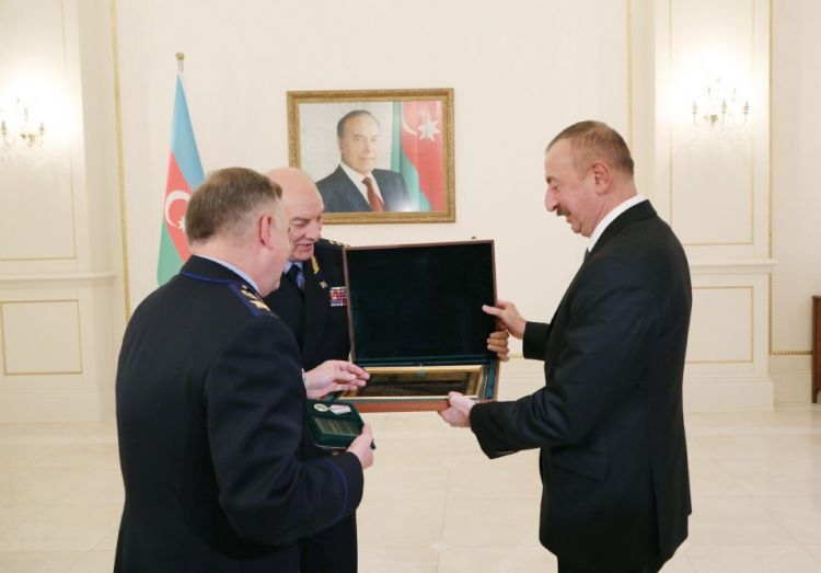 Prezident komandanlarla  GÖRÜŞDÜ: Təhlükəli elementlər sərhədlərimizdən keçməsin - FOTOLAR (YENİLƏNİB)