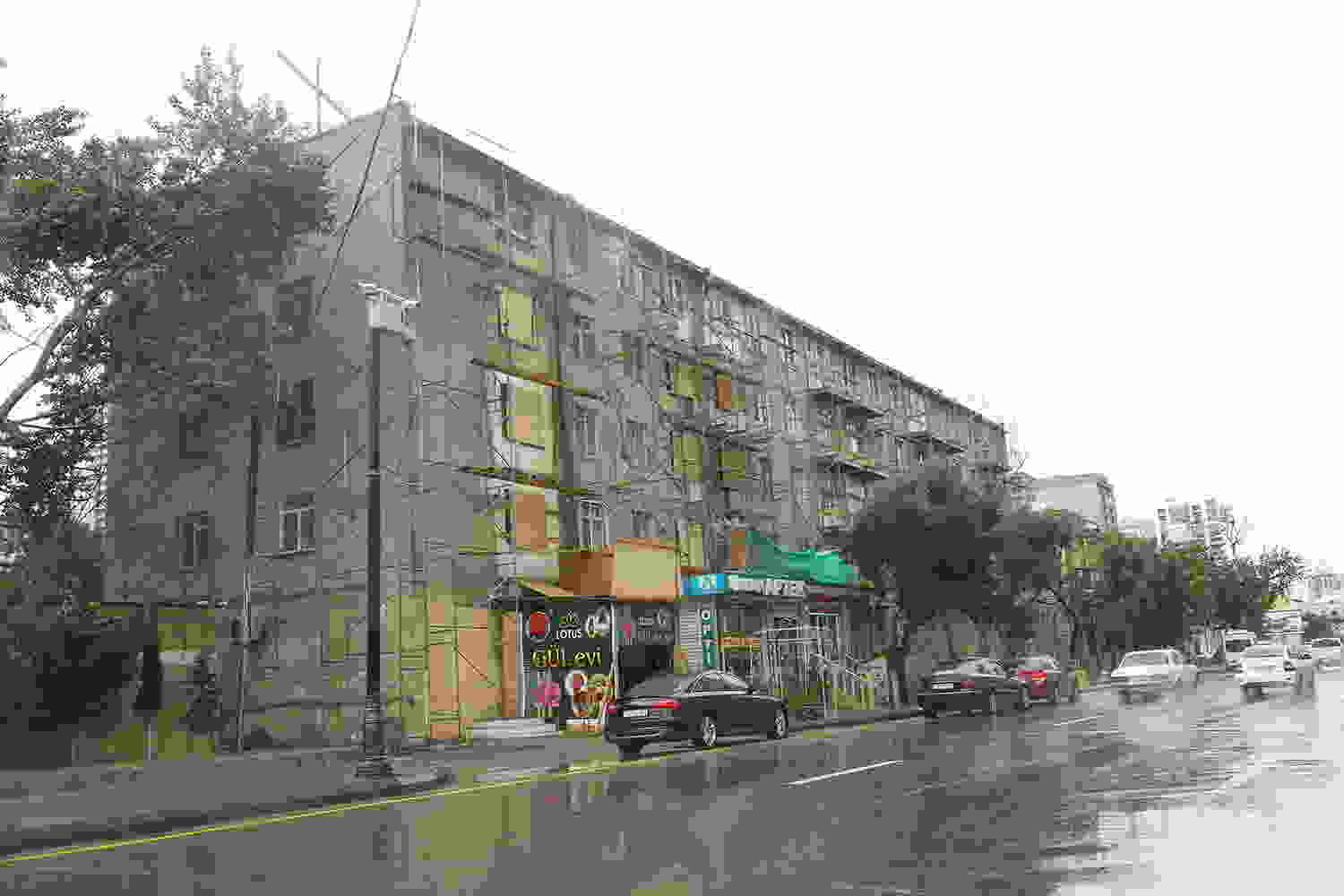 Bakının bu küçələrində   balkonlar sökülür (FOTO)