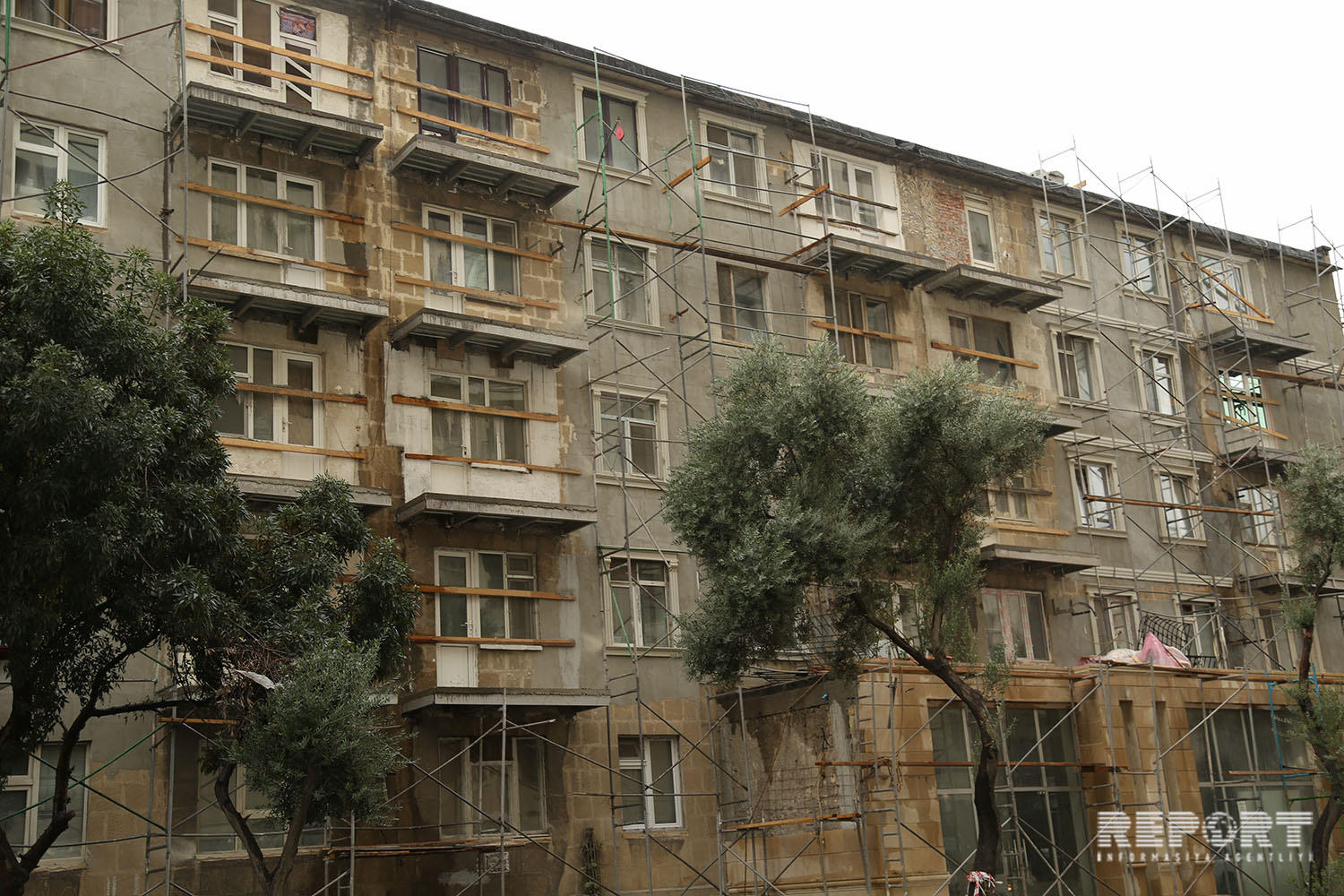 Bakının bu küçələrində   balkonlar sökülür (FOTO)