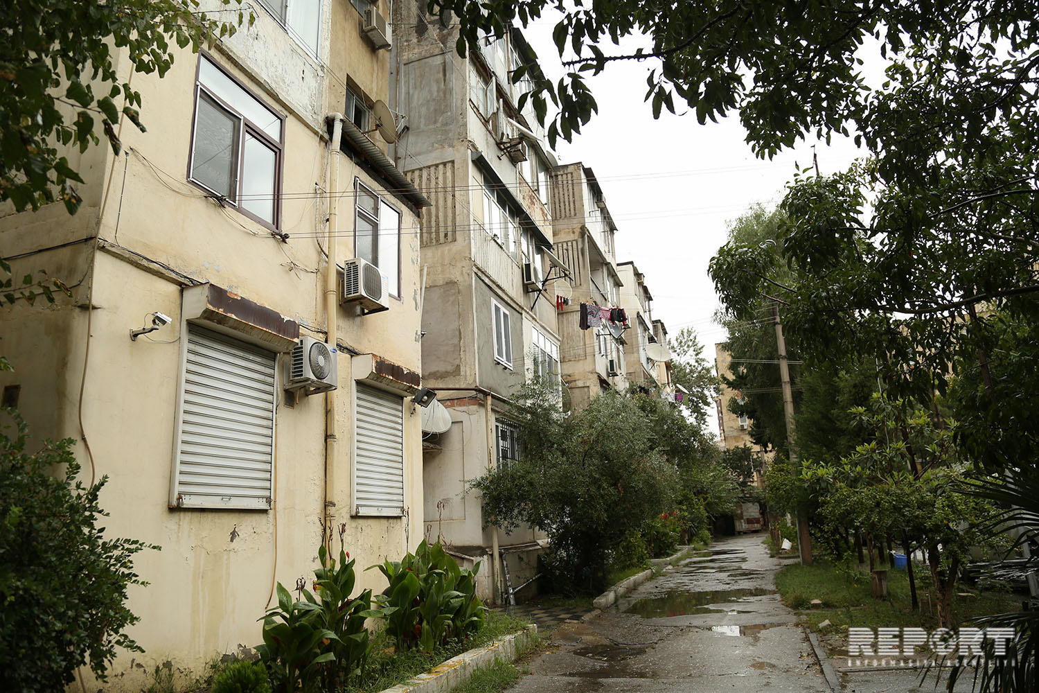 Bakının bu küçələrində   balkonlar sökülür (FOTO)