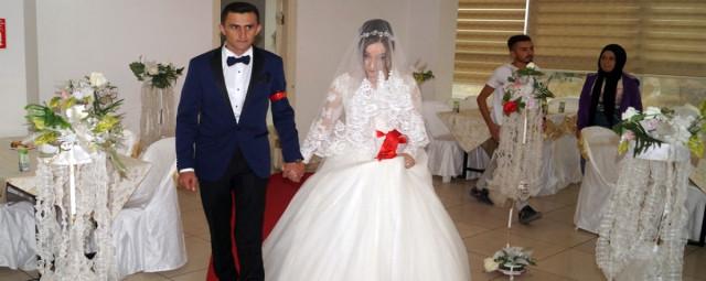 8 gün evlilik yaşayan şəhid  həyat yoldaşının gəlinliyi ilə dəfnə aparıldı (VİDEO)