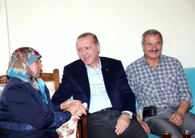 Prezident onu balkondan çaya dəvət edən ailənin qonağı oldu -  FOTO-VİDEO