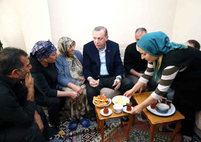 Prezident onu balkondan çaya dəvət edən ailənin qonağı oldu -  FOTO-VİDEO