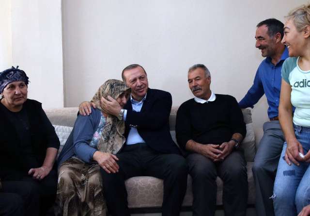 Prezident onu balkondan çaya dəvət edən ailənin qonağı oldu -  FOTO-VİDEO