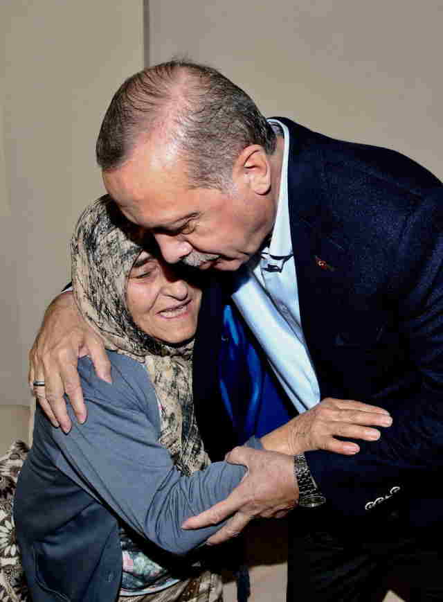 Prezident onu balkondan çaya dəvət edən ailənin qonağı oldu -  FOTO-VİDEO