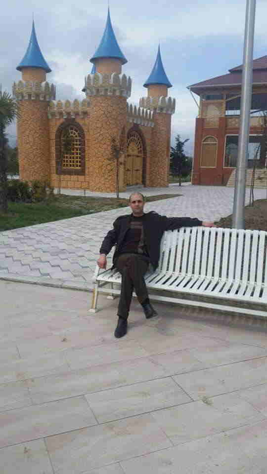 Qaçan məhbuslara görə tutulan rəis müavininin   FOTOLARI YAYILDI