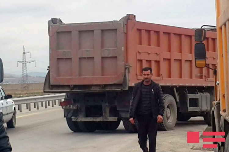VAZla yük maşını TOQQUŞDU:   sürücü xəsarət aldı (FOTO)