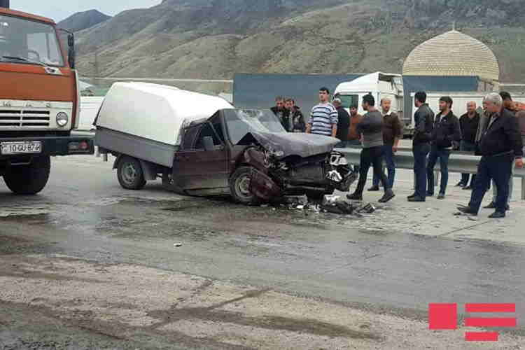 VAZla yük maşını TOQQUŞDU:   sürücü xəsarət aldı (FOTO)
