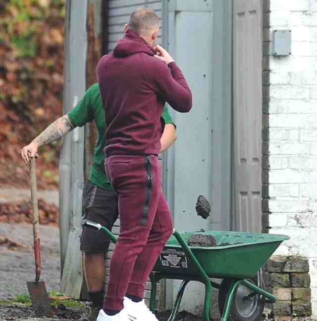 Məşhur futbolçu parklarda skamya rəngləyir -  FOTOLAR