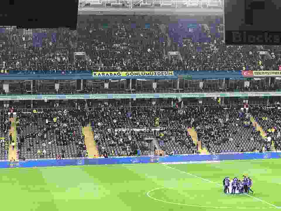 Fənərbaxçanın oyununda Qarabağ plakatı -  FOTO