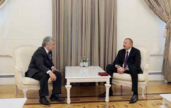 Prezident Rauf Abdullayevə İstiqlal ordenini təqdim etdi -  FOTO