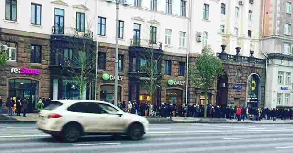 Paytaxtda iPhone X növbəsi - FOTO