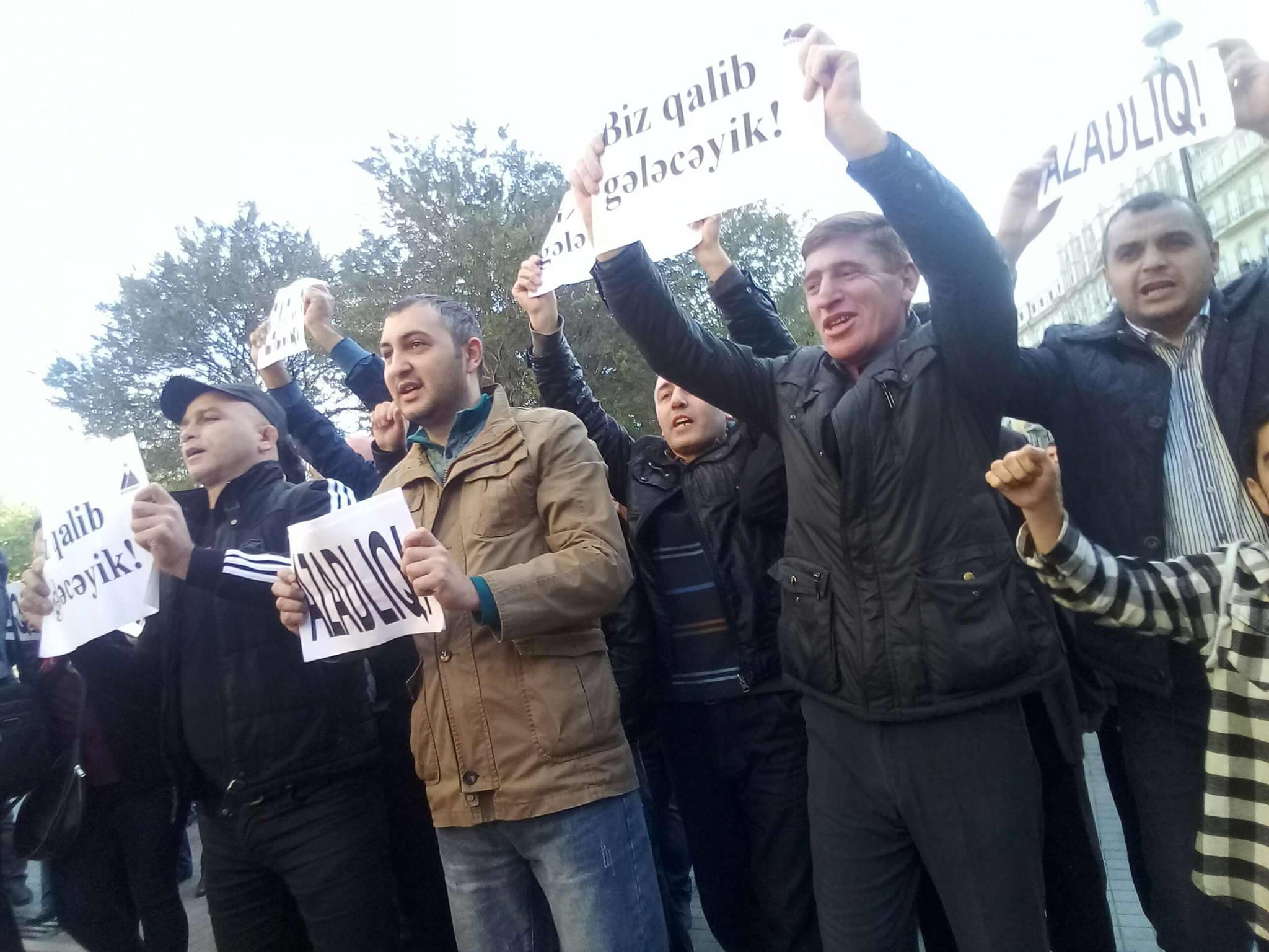Müsavat Partiyasının üzvləri piket keçirdi FOTOLAR