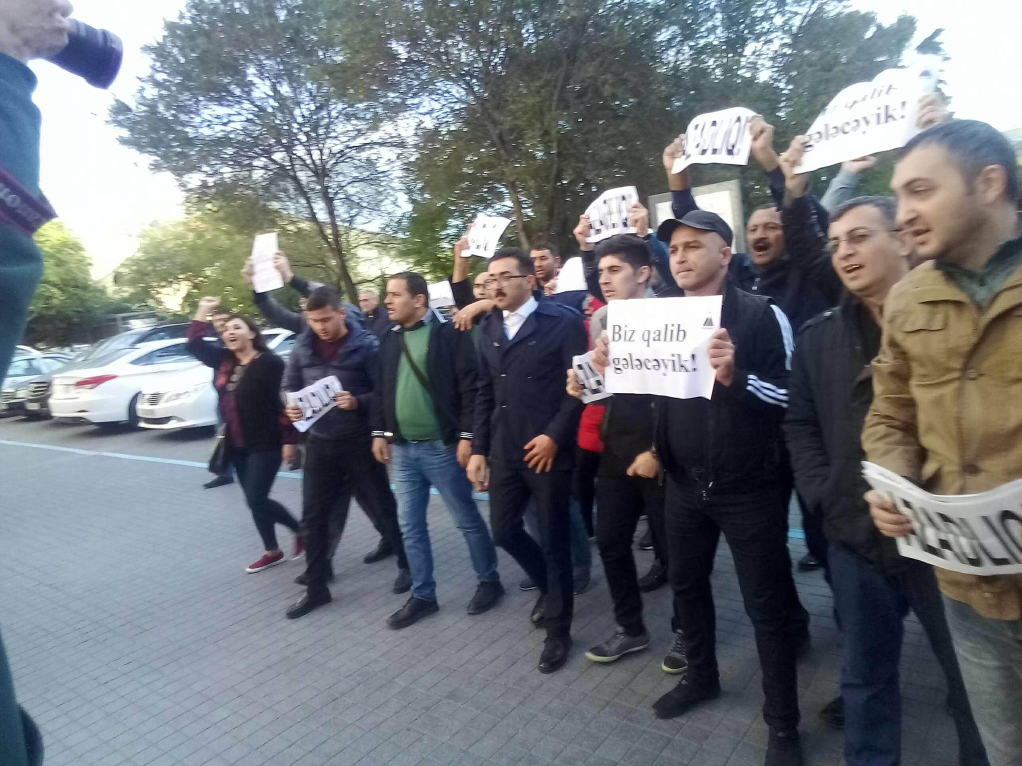 Müsavat Partiyasının üzvləri piket keçirdi FOTOLAR