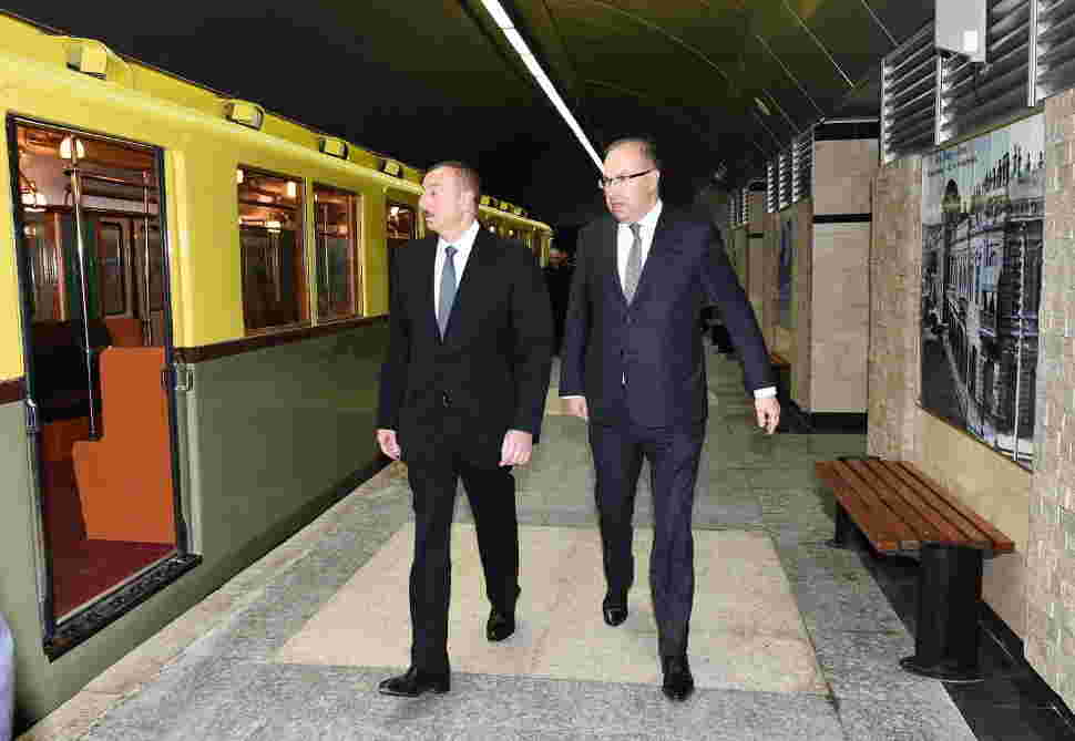 İlham Əliyev metropolitenin retro vaqonlarında -  FOTOLAR