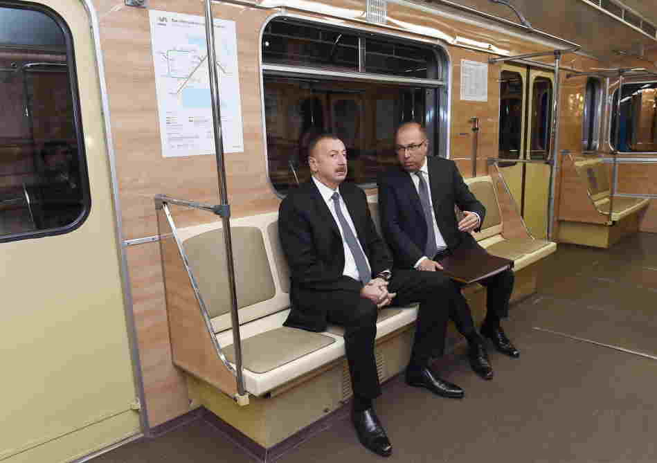 İlham Əliyev metropolitenin retro vaqonlarında -  FOTOLAR