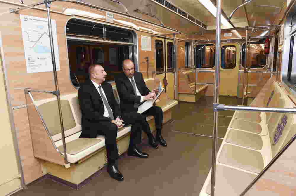 İlham Əliyev metropolitenin retro vaqonlarında -  FOTOLAR