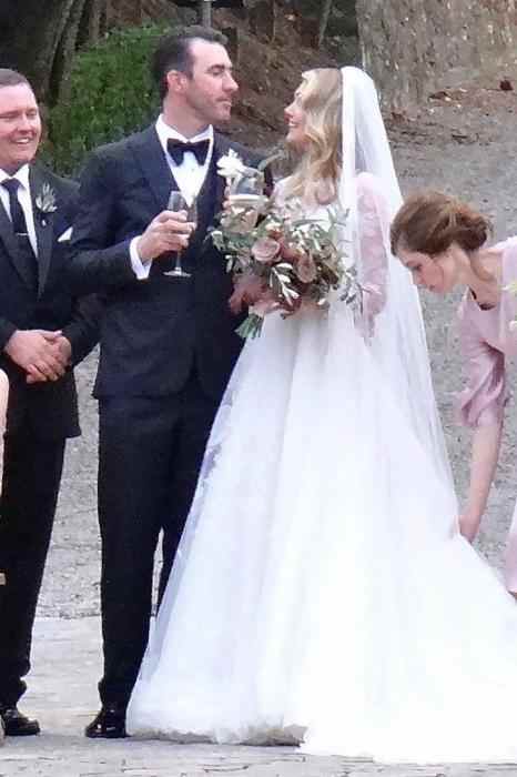 Aktrisanın gizli toyundan FOTOLAR