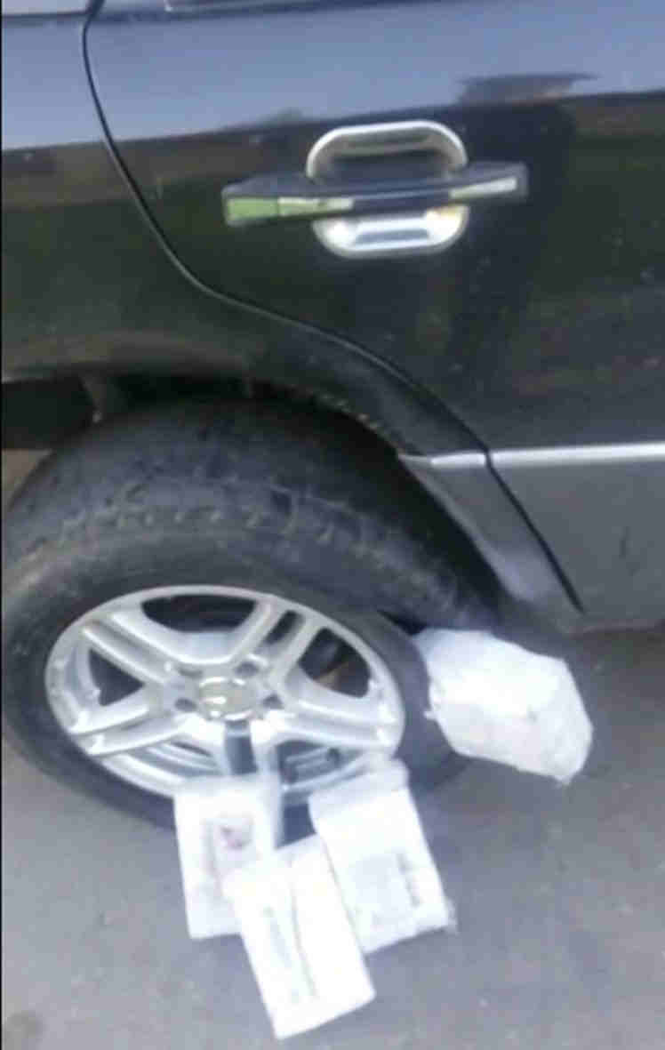 Avtomobilin təkərlərindəki şinlərdən partlayıcı çıxdı -  FOTOLAR