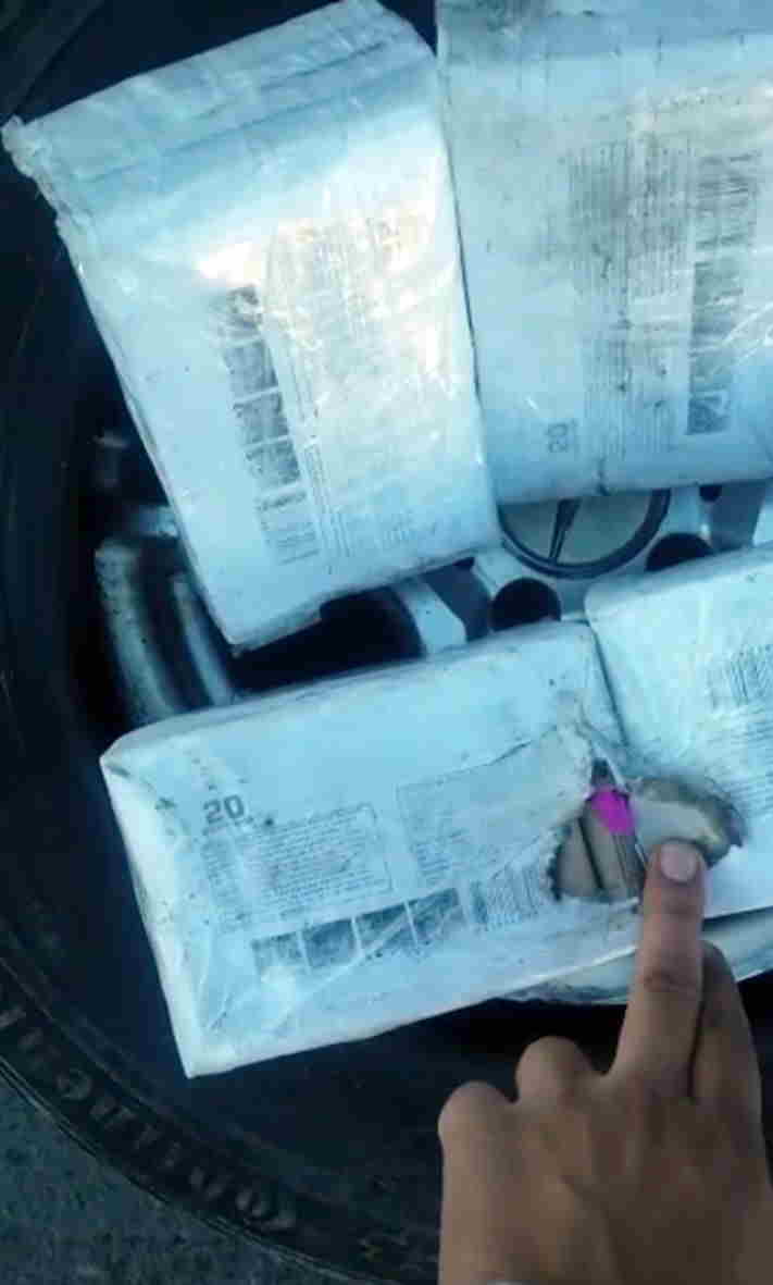 Avtomobilin təkərlərindəki şinlərdən partlayıcı çıxdı -  FOTOLAR