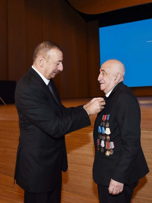 Prezident Xoşbəxt Yusifzadəyə orden taxdı  - FOTO