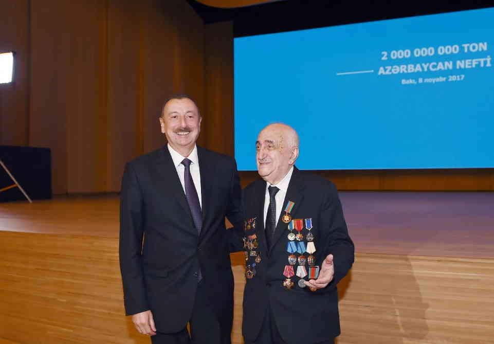 Prezident Xoşbəxt Yusifzadəyə orden taxdı  - FOTO