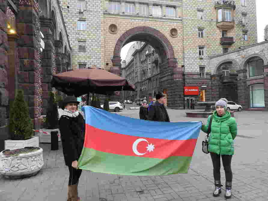 Dövlət Bayrağı Günü Kiyevdə aksiya -  FOTOLAR