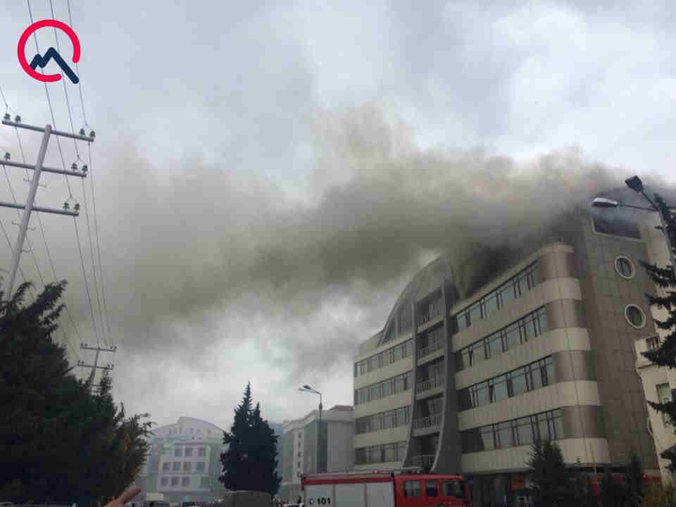 Bakıda biznes mərkəzi   YANIR - 40 nəfər təxliyə olundu YENİLƏNİB -3 (FOTO-VİDEO)