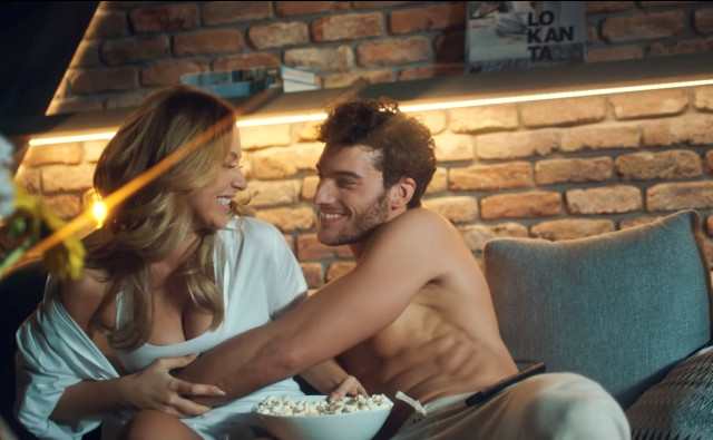  Hadisənin sevgilisi ilə çılpaq şəkilləri yayıldı  - FOTOLAR