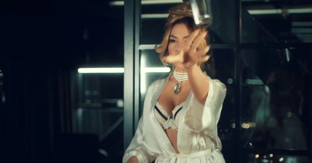  Hadisənin sevgilisi ilə çılpaq şəkilləri yayıldı  - FOTOLAR