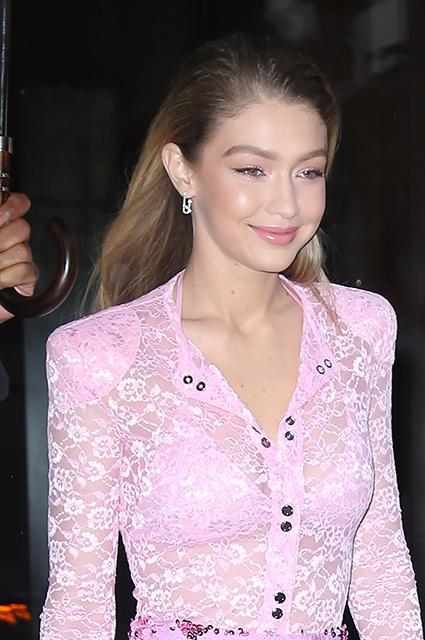 Məşhur model bu dəfə çəhrayıya büründü -  FOTO 